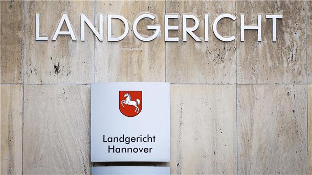 An Drogengeld bereichert? - Polizist: Kollege war eingeweiht Zwei bewaffnete Polizisten sollen Drogenhändlern Geld abgenommen haben - dafür stehen die beiden Männer vor Gericht. (Archivbild)