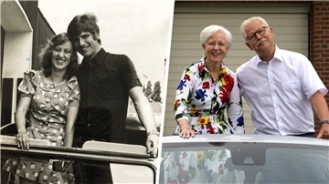 Zwei Bilder, ein Motiv: Das Ehepaar Anke und Günter Janßen posiert in einem offenen Auto für den NZ-Fotogafen. Aber zwischen den beiden Bildern liegen 50 Jahre. 