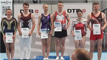 Trampoliner stehen beim Deutschen Turnfest in Leipzig bei der Siegerehrung auf dem Treppchen.