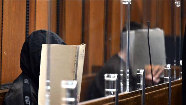 Zwei der drei Angeklagten im Gerichtssaal in Mönchengladbach.