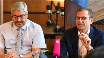 Zwei, die nicht der künftigen Landesregierung angehören werden: Oberbürgermeister Melf Grantz (links) verkündete am Montag, dass er nicht als Senator nach Bremen wechseln werde. Martin Günthner teilte seinen Rückzug als Wirtschaftssenator vergangene Woche mit.