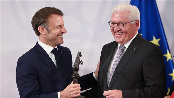 Macron befürwortet Einsatz westlicher Waffen gegen Russland Zwei, die sich verstehen: Frank-Walter Steinmeier (r) und Emmanuel Macron mit dem Internationalen Preis des Westfälischen Friedens.
