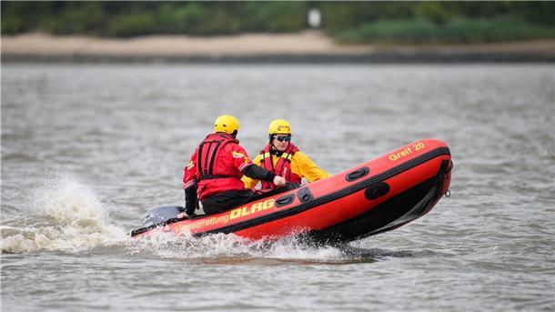 Zwei DLRG-Retter mit einem Schlauchboot auf der Elbe.
