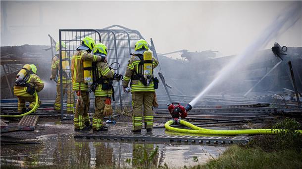 Schaden in Millionenhöhe bei Turnhallenbrand in Hannover Zwei Einsatzkräfte mussten in ein Krankenhaus gebracht werden.