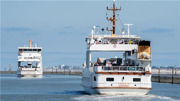 Staus und volle Fähren: Viel Verkehr zu Pfingsten erwartet Zwei Fährschiffe der Reederei Norden-Frisia begegnen sich an der Hafeneinfahrt von Norddeich.