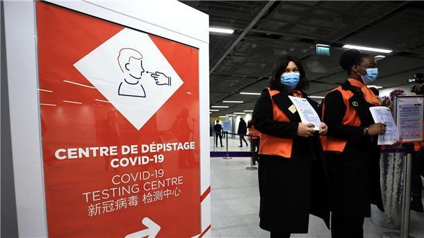 Corona-Welle in China: Debatte über Einreise-Beschränkungen Zwei Flughafenmitarbeiterinnen warten auf dem französischen Flughafen Roissy-Charles de Gaulle auf Passagiere aus China.