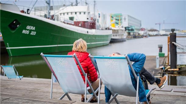 Hi, Fisch! Bilder der Fischparty im Fischereihafen Bremerhaven (mit Sonntag) Zwei frühangereiste Gäste nutzten die Zeit vor dem Trubel im Schaufenster, um den Blick aufs Wasser zu genießen.