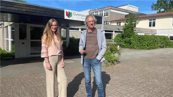 50 Jahre Schule: Zwei Lehrer sprechen über ihre Zeit am Gymnasium Nordenham Mann und Frau vor Schule