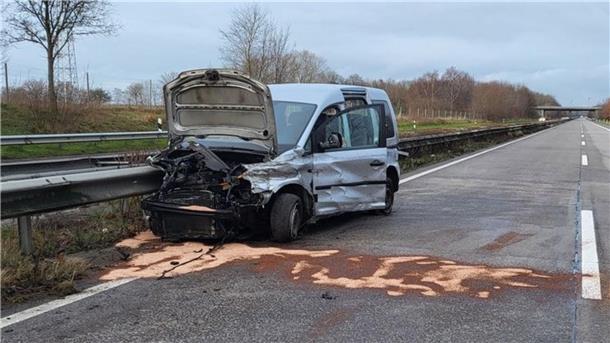 Zwei Insassen des Siebensitzers kamen auf der A27 ums Leben.