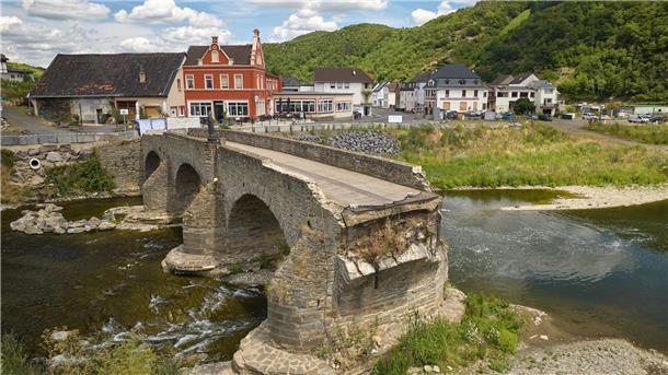 Zwei Jahre nach der Flut: Wie weit ist der Wiederaufbau? Zwei Jahre nach der Flutkatastrophe: die Reste der zerstörten Nepomukbrücke an der Ahr.