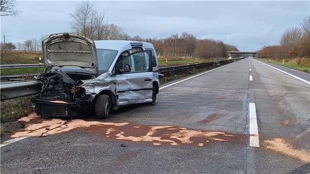 23.12.2022, Niedersachsen, Cuxhaven: Ein zerstörtes Auto steht nach einem Unfall auf der Autobahn 27 bei Geestland.