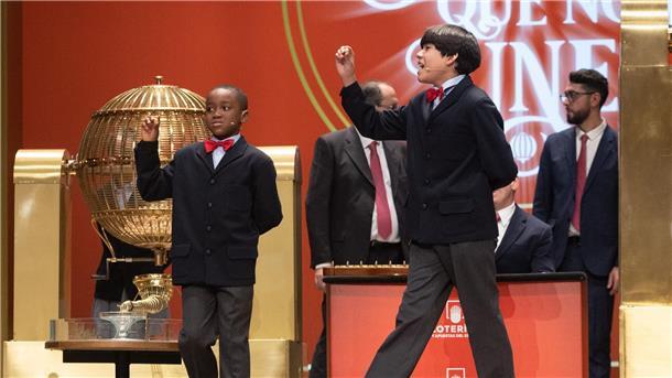 „El Gordo“: Emotionen bei der spanischen Weihnachtslotterie Zwei Kinder vom Internat San Ildefonso singen den „Gordo“-Gewinn der Sonderziehung der Weihnachtslotterie 2022, die Nummer 05490.