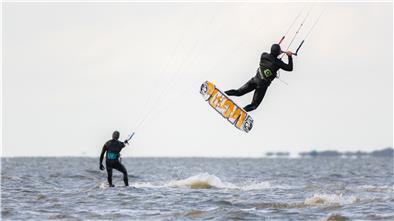 Zwei Kitesurfer in der Nordsee. Im Wattenmeer ist dieses Hobby umstritten.