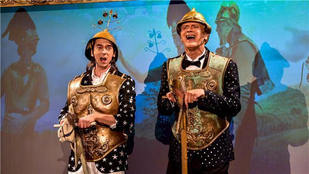 Zwei Komödianten - alle Rollen auf einmal: "Der Messias" am Kleinen Haus des Stadttheaters Bremerhaven ist eine vergnügliche Persiflage mit Tiefsinn auf die Weihnachtsgeschichte. Dazu schlüpfen die Schauspieler Kay Krause (rechts) und Karsten Zinser in sämtliche auftretenden Rollen.