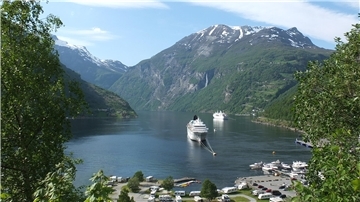 Kreuzfahrtschiffe im Fjord von Geiranger