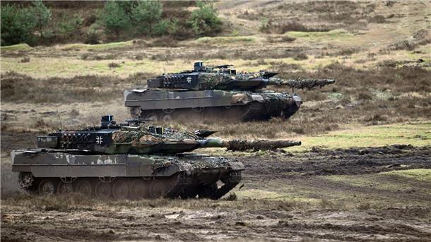 Zwei Leopard-2A6-Panzer auf einem Truppenübungsplatz der Bundeswehr (Archivbild).