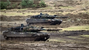 Zwei Leopard-2A6-Panzer auf einem Truppenübungsplatz der Bundeswehr (Archivbild).