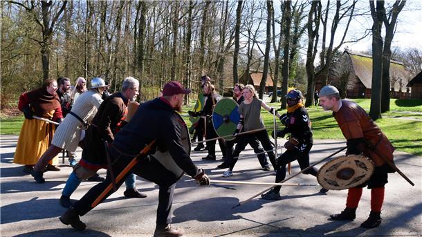 Zwei Linien treffen aufeinander. Wer getroffen wird, scheidet aus.