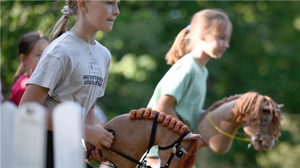Hobby Horsing - Springreiten auf dem Steckenpferd Zwei Mädchen beim Hobby Horsing-Kurs im Berliner Volkspark Wuhlheide.