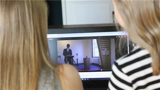 Zwei Mädchen blicken auf einen Bildschirm. In Zeiten, in denen die Kirchen für die Gläubigen geschlossen sind, nutzt auch die Salemsgemeinde in Tarmstedt die Möglichkeit von Online-Gottesdiensten.