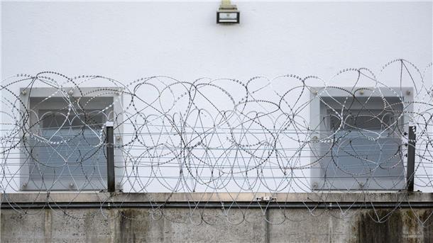 Vereitelter Anschlag? Verdächtige weiter in Haft Zwei Männer im Alter von 19 und 34 Jahren sollen einen Sprengstoffanschlag geplant haben. Sie sitzen weiter in Untersuchungshaft. (Symbolbild)