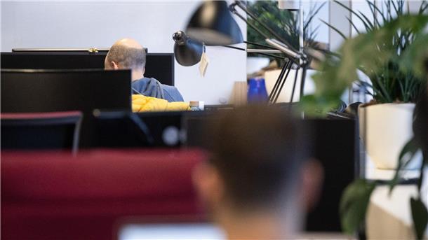 Zwei Männer in einem Coworking-Space. In Deutschland sieht die Start-up-Branche im internationalen Vergleich noch einigen Aufholbedarf.