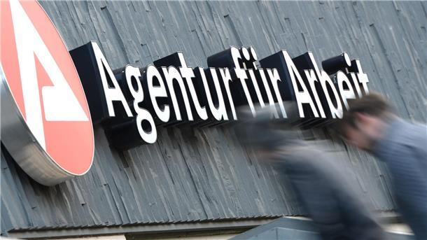 Arbeitslosigkeit in Niedersachsen sinkt im Mai leicht Zwei Männer sind auf dem Weg zur Agentur für Arbeit.