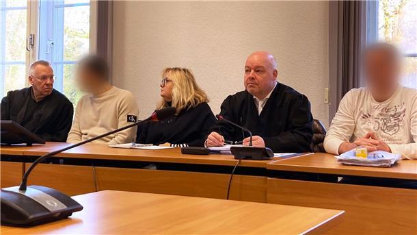 Zwei Männer stehen vor Gericht, weil sie mit einem Fischkutter in der Nordsee schwimmendes Kokain einsammeln wollten.