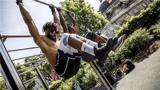Zwei Männer trainieren an einem Gerät auf einem „Freeletics“-Trainingsplatz. Ein Klettergerüst für ältere Kinder und Jugendliche will auch die Gemeinde Breddorf anschaffen.