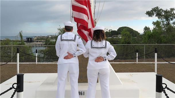 Die letzten Gefangenen von Guantánamo Zwei Marinesoldatinnen hissen die US-Flagge vor der Kommandozentrale auf dem Marinestützpunkt in Guantánamo Bay.