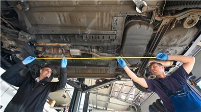 Zwei Meter sollen auch Arbeitskollegen voneinander Abstand halten. Bei S&T Autogalerie deuten Geschäftsführer Antonio Morillo (links) und Werkstattleiter Arben Morina diesen Abstand an. Während im Autohaus keine Neuwagen mehr verkauft werden dürfen, ist die Werkstatt des Hyundai-Händlers weiter geöffnet. „Wir haben viele Pflegedienste als Kunden, deren Flotten müssen mobil bleiben“, erklärt Geschäftsführer Stefan Hansmann. Dabei wird hier besonders streng auf die Abstandsregeln geachtet, auch im Pausenraum. Lieber einen Schritt zurücktreten ist die Devise. „Wir haben eine Vorbildfunktion und eine Fürsorgepflicht für die Mitarbeiter“, sagt Hansmann.