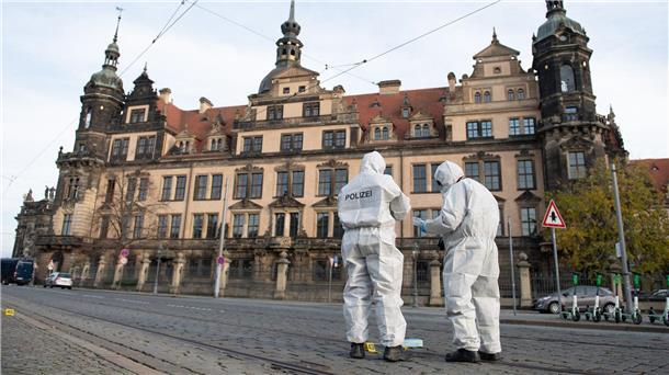 Neue Anklage im Fall Grünes Gewölbe Zwei Mitarbeiter der Spurensicherung stehen vor dem Residenzschloss mit dem Grünen Gewölbe.