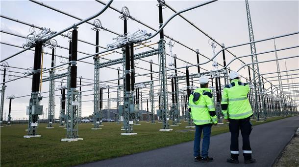 Tennet will mit Bund über Stromnetz-Verkauf verhandeln Zwei Mitarbeiter im Tennet-Umspannwerk Klixbüll/Süd. Der niederländische Netzbetreiber erwägt den Verkauf seines deutschen Stromnetzes an den Staat.