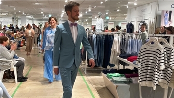 Zwei Modenschauen präsentierten stilvolle Outfits aus verschiedenen Themenbereichen.