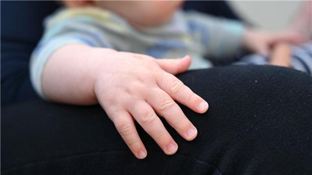 Länder für Gleichstellung von Familien mit zwei Müttern Zwei Mütter sollen die gleichen Rechte haben wie Mutter-Vater-Familien, fordert der Bundesrat. (Symbolbild)