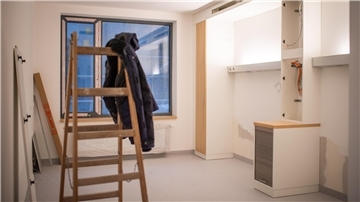 Zwei parallel verlaufende Gänge in Ost und West umfassen das Erdgeschoss der Kinderklinik.