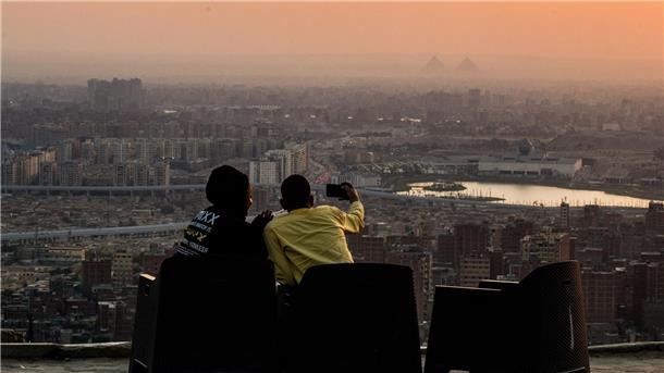 Zwei Personen genießen den Sonnenuntergang in Kairo. Ägypten nimmt eine wichtige Vermittler-Rolle zwischen Israel und der Hamas ein.