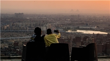 Zwei Personen genießen den Sonnenuntergang in Kairo. Ägypten nimmt eine wichtige Vermittler-Rolle zwischen Israel und der Hamas ein.