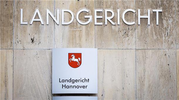 Zwei Polizisten sollen Kokainhändlern Geld gestohlen haben Zwei Polizisten müssen sich wegen Diebstahls mit Waffen vor dem Landgericht Hannover verantworten. (Archivbild)
