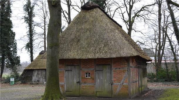 Zwei reetgedeckte Nebengebäude am Selsinger Heimathaus. Die Heimatfreunde möchten die Reetdächer sanieren lassen.