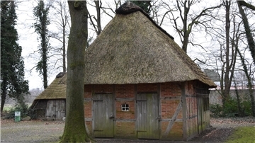 Zwei reetgedeckte Nebengebäude am Selsinger Heimathaus. Die Heimatfreunde möchten die Reetdächer sanieren lassen.