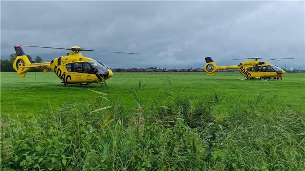 Frontalzusammenstoß auf B 212 bei Brake: Drei Menschen lebensgefährlich verletzt Zwei Rettungshubschrauber landeten auf der Wiese neben der Unfallstelle.