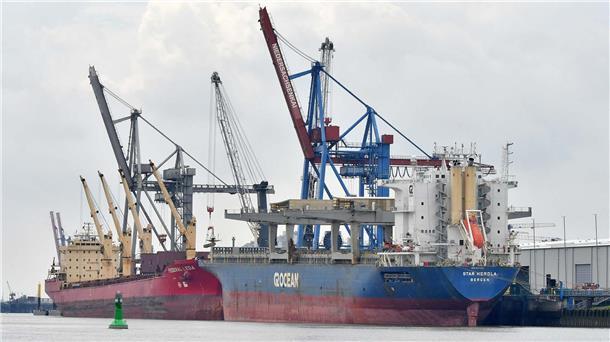 Zwei Schiffe liegen an der Pier in Brake. Das Hafenunternehmen J. Müller setzt auf Nachhaltigkeit.