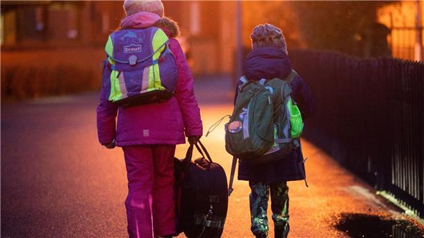Smartphone statt Gespräche: Warnung vor Sprachstörungen Zwei Schüler gehen am frühen Morgen auf dem Schulweg zu ihrer Grundschule in der Region Hannover.