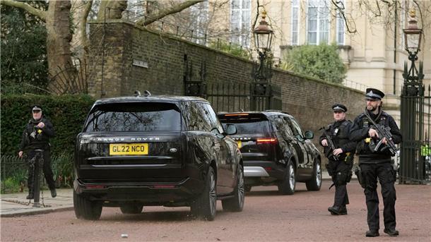Zwei schwarze Geländewagen treffen im Clarence House ein.