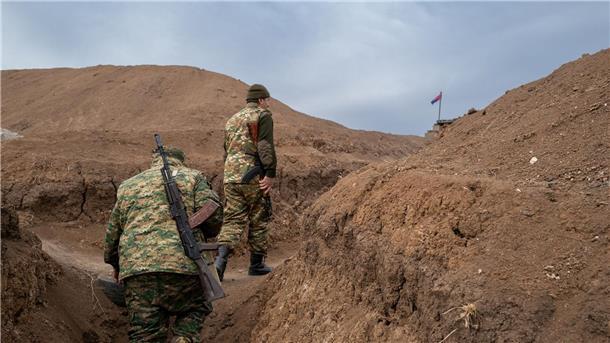 Zwei Soldaten gehen im Februar auf einem Militärposten an der Frontlinie im Latschin-Korridor entlang. Die Lage an der Grenze zu Aserbaidschan ist angespannt.