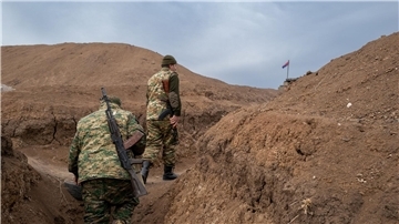 Zwei Soldaten gehen im Februar auf einem Militärposten an der Frontlinie im Latschin-Korridor entlang. Die Lage an der Grenze zu Aserbaidschan ist angespannt.