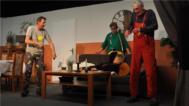 Zwei Stunden lang geht es turbulent zu auf der Abbehauser Bühne. Die Spoaßmoakers liefern beste Unterhaltung. Unser Bild zeigt (von links) die Darsteller Helmut von Nethen, Anne Padeken (liegend), Ute Eickhoff-Härtel und Frank Pieperjohanns.