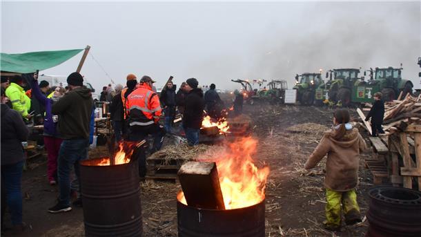 Zwei Tage lang hielten sich Landwirte in ihrem Camp beim „Mahnfeuer“ in Wanna auf.