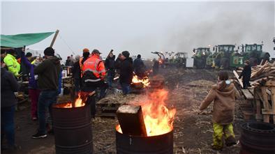 Zwei Tage lang hielten sich Landwirte in ihrem Camp beim „Mahnfeuer“ in Wanna auf.